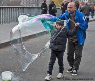 Bubble maker on the Louis Phillippe bridge